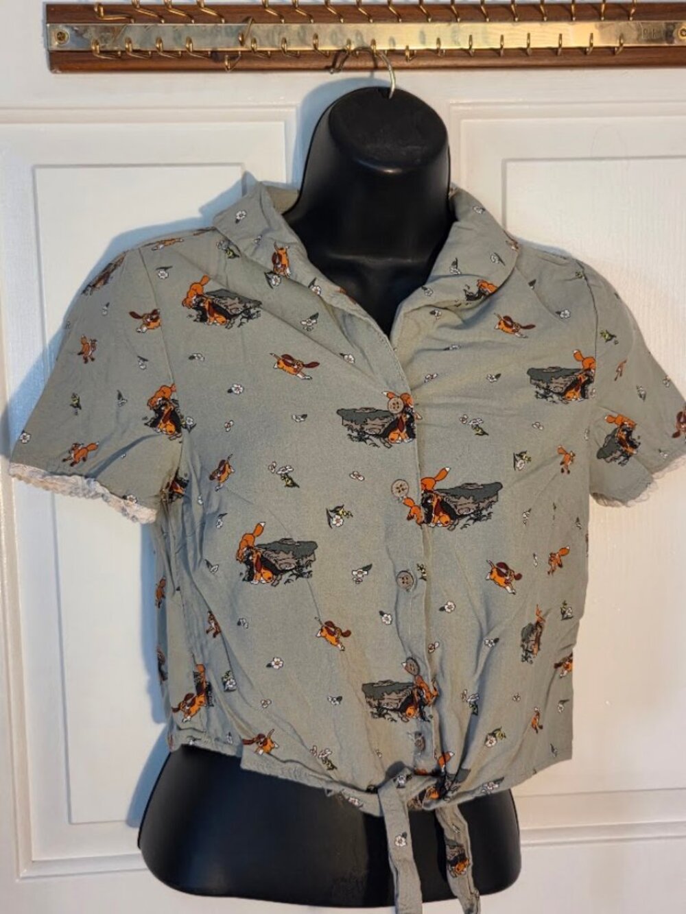 Disney Her Universe Ladies Size SM V Neck Fox & The Hound Tie Front Short Sleeve